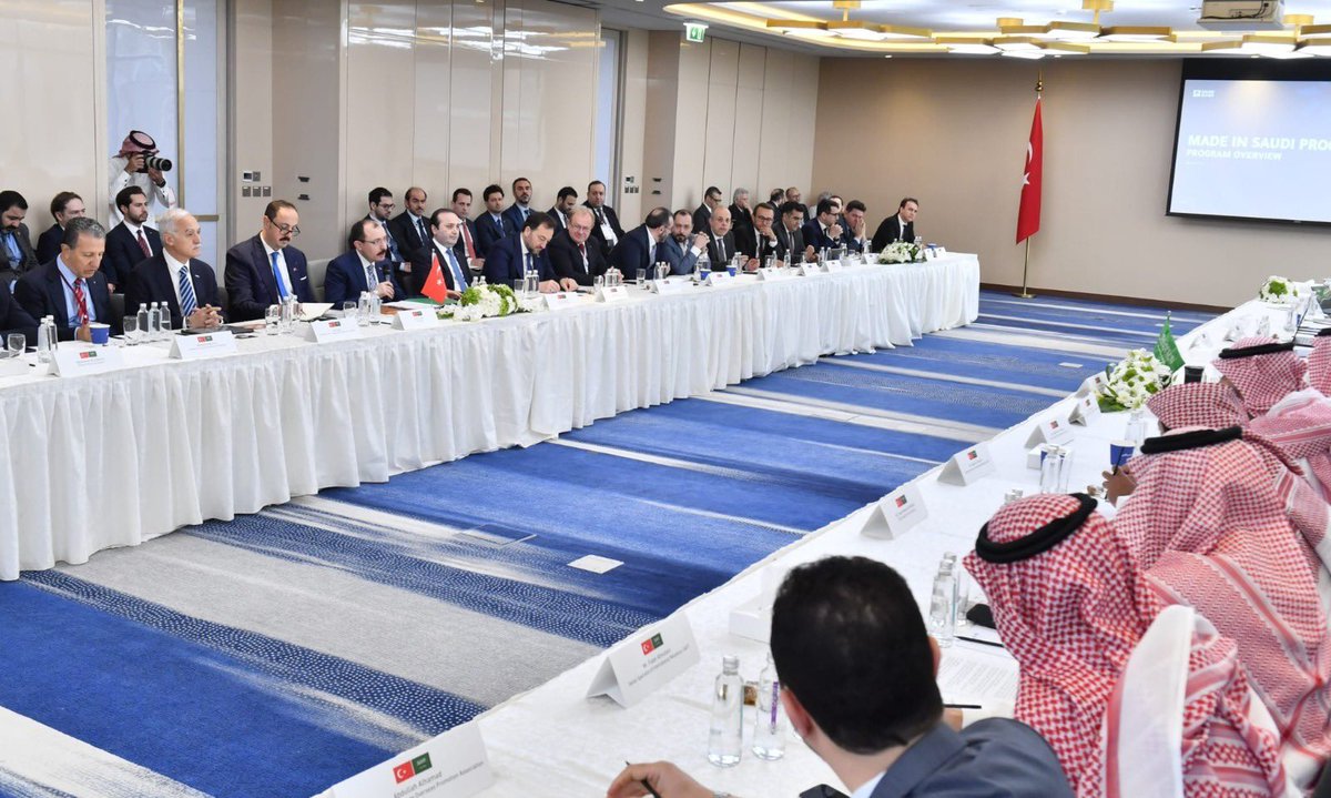 MUSIAD's tweet photo. Suudi Arabistan-Türkiye İş Forumu için Riyad'da bulunan Genel Başkanımız @MahmutAsmali, @Ticaret Bakanı @MehmedMus, Suudi Arabistan Ticaret Bakanı @MAlKassabi ve iş dünyası temsilcilerinin katılımıyla düzenlenen toplantıya katıldı. Görüşmede iki ülke ticari ilişkileri ele alındı. https://t.co/H7l8K52ebN