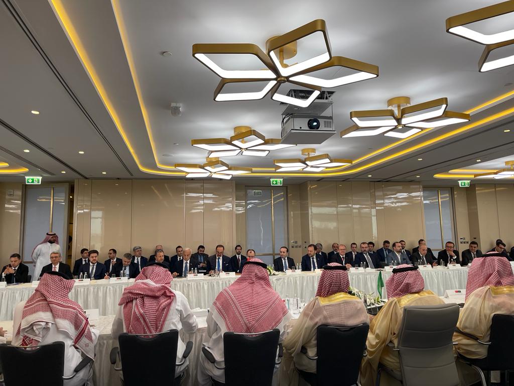 MUSIAD's tweet photo. Suudi Arabistan-Türkiye İş Forumu için Riyad'da bulunan Genel Başkanımız @MahmutAsmali, @Ticaret Bakanı @MehmedMus, Suudi Arabistan Ticaret Bakanı @MAlKassabi ve iş dünyası temsilcilerinin katılımıyla düzenlenen toplantıya katıldı. Görüşmede iki ülke ticari ilişkileri ele alındı. https://t.co/H7l8K52ebN