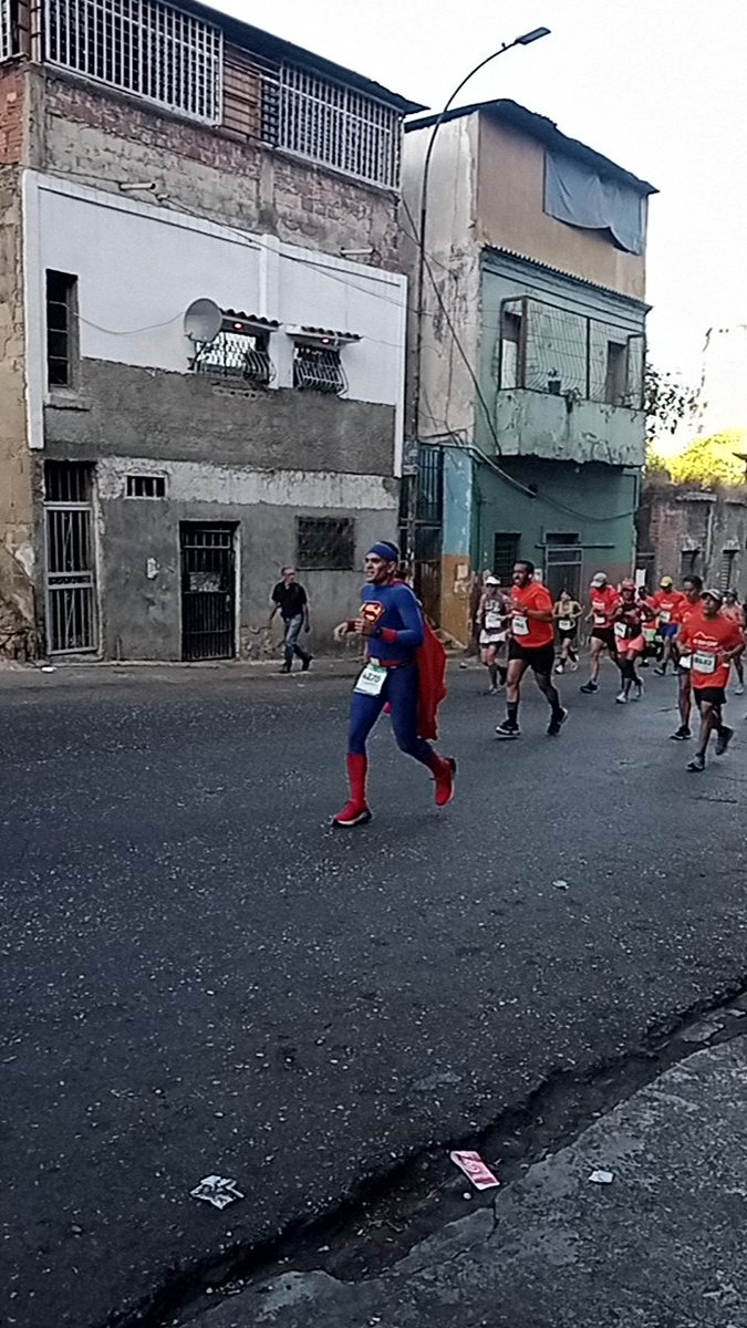 soyvanemila's tweet photo. Hoy en el #MartónCaf42k viví varios momentazos, ver a Superman fue uno de ellos... #Vamos #Corre #SiSePuede https://t.co/wWh2WAI2zP