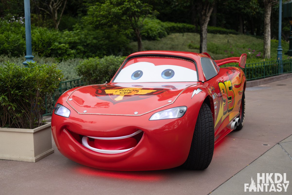 香港ディズニーランド　カーズ Take a closer look at Lightning McQueen, Mack and DJ from the