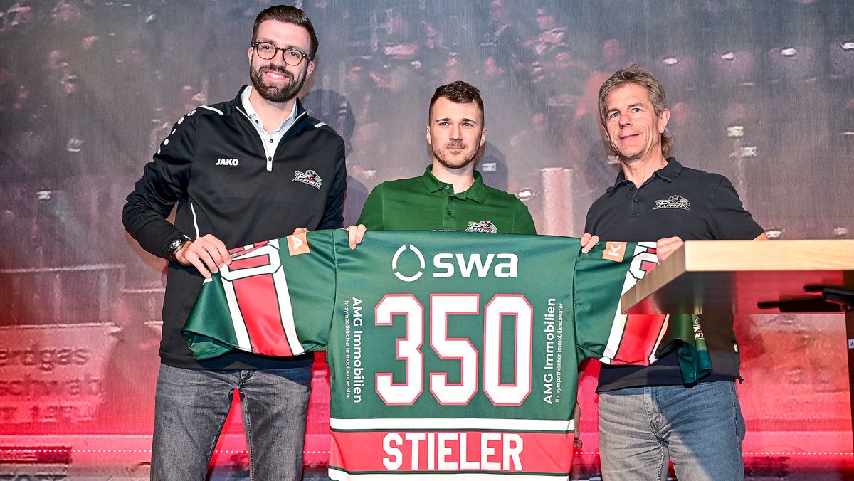 aevpanther's tweet photo. #Danke an die rund 1.000 #Pantherfans, die gestern trotz einer schweren Saison verdienten Spielern einen würdigen Abschied aus #Augsburg ermöglicht haben! #Lamb #Stieler #Payerl #Rogl #NurDerAEV https://t.co/bMWpidsXcn