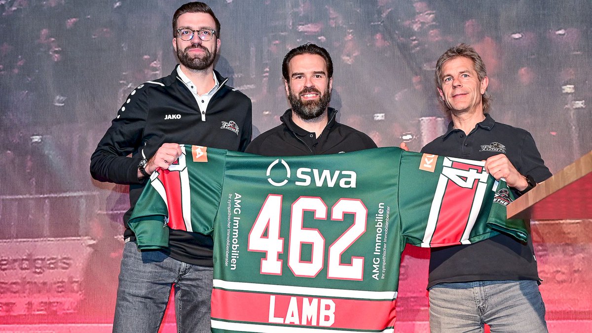 aevpanther's tweet photo. #Danke an die rund 1.000 #Pantherfans, die gestern trotz einer schweren Saison verdienten Spielern einen würdigen Abschied aus #Augsburg ermöglicht haben! #Lamb #Stieler #Payerl #Rogl #NurDerAEV https://t.co/bMWpidsXcn