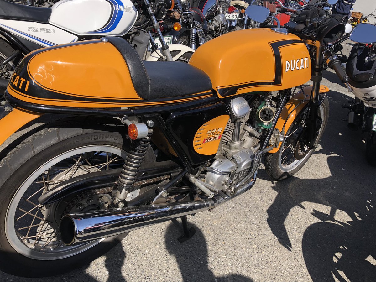 約30年後に上がりのバイクとして乗るであろう750s（大和のミーティングにて）

ラウンドケースは惚れるわぁ〜