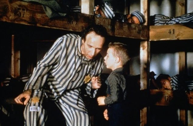 comculturaearte's tweet photo. Bom dia do pai!

“La vita è bella” (1997), filme de  Roberto Benigni https://t.co/pKrpW9639Z