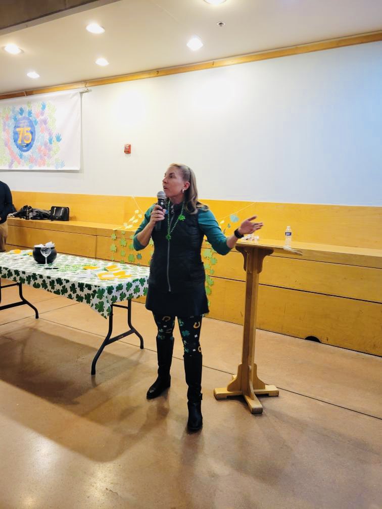 KimKlingler's tweet image. Had a great time at #StPatrickDay #party &amp;amp; #strawpoll hosted by @HopeforVirginia 💝🍀🎉

Special thanks to Patrick and Team and all those in attendance! And thank you @UUArlingtonVA for providing the space &amp;amp; @arlingtondems @ArlingtonYDs &amp;amp; all for coming out! 🍀💝🗳️