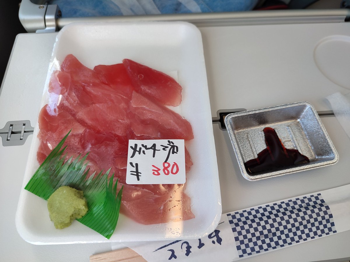 jager_sfc's tweet photo. 本日で閉店の道の���いとまんの中の魚屋さんのマグロ、新鮮ですごく美味しかったです😳
目当てのもずくは売り切れてしまっていましたが、お刺身買えて良かったです😭 https://t.co/UdAo6GSA5L