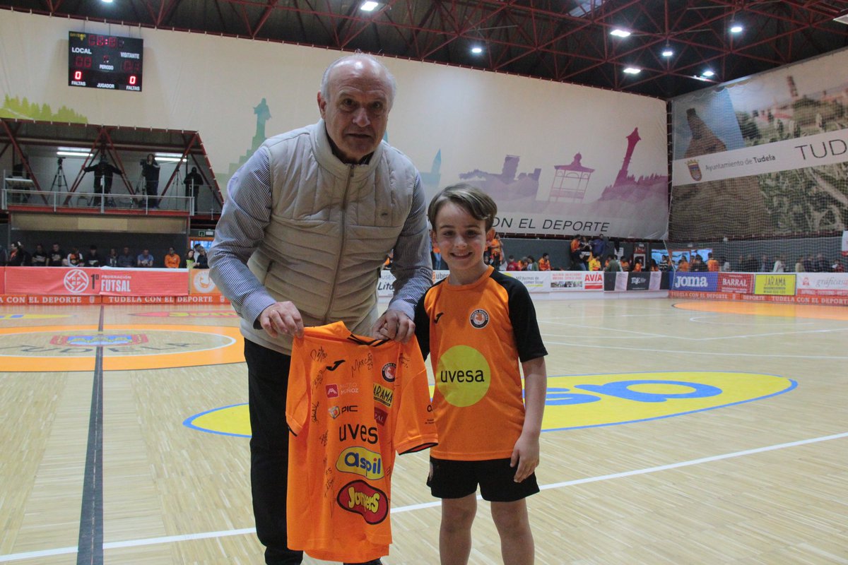 Ayer en el descanso del derbi, nuestra <a href="/FundRiberaNavar/">FundRiberaNavarra</a> hizo entrega de los regalos a los triunfadores de Peñas y de escuela del concurso de dibujos del 22 aniversario del <a href="/RiberaNavarraFS/">ATP Iluminación Ribera Navarra FS</a> .
Ganadores fueron Logan Buñuel (escuela)y Andrea Sanz(Peñas)