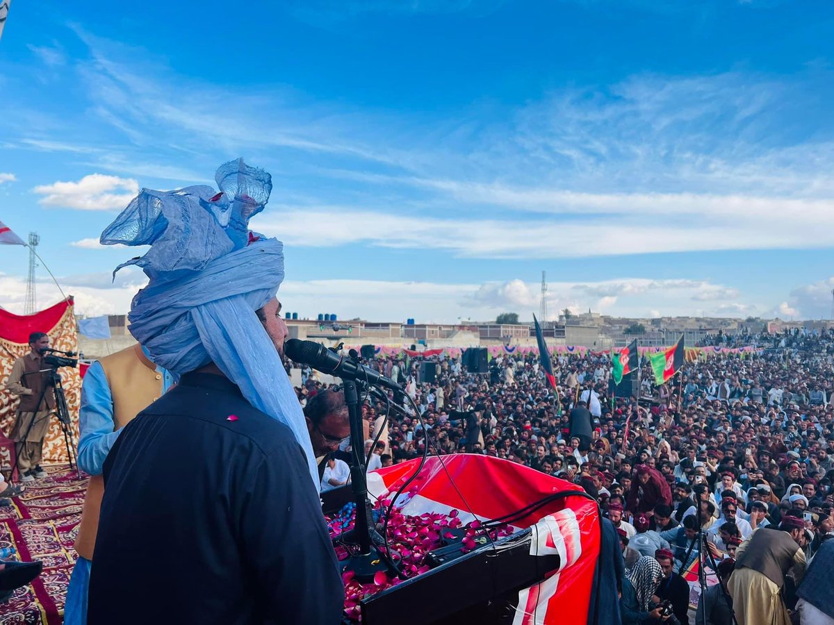 Massive gathering of @PashtunTM_Offi in Loralai Thousand’s of Pashtun out in Loralai forthe human rights violations in pashtun belts ,demanding peace ,No more War on Terror Mashr @ManzoorPashteen & @Aliwazirna50 other PTM leadershp address the crowed. #PashtunLongMarch2Loralai