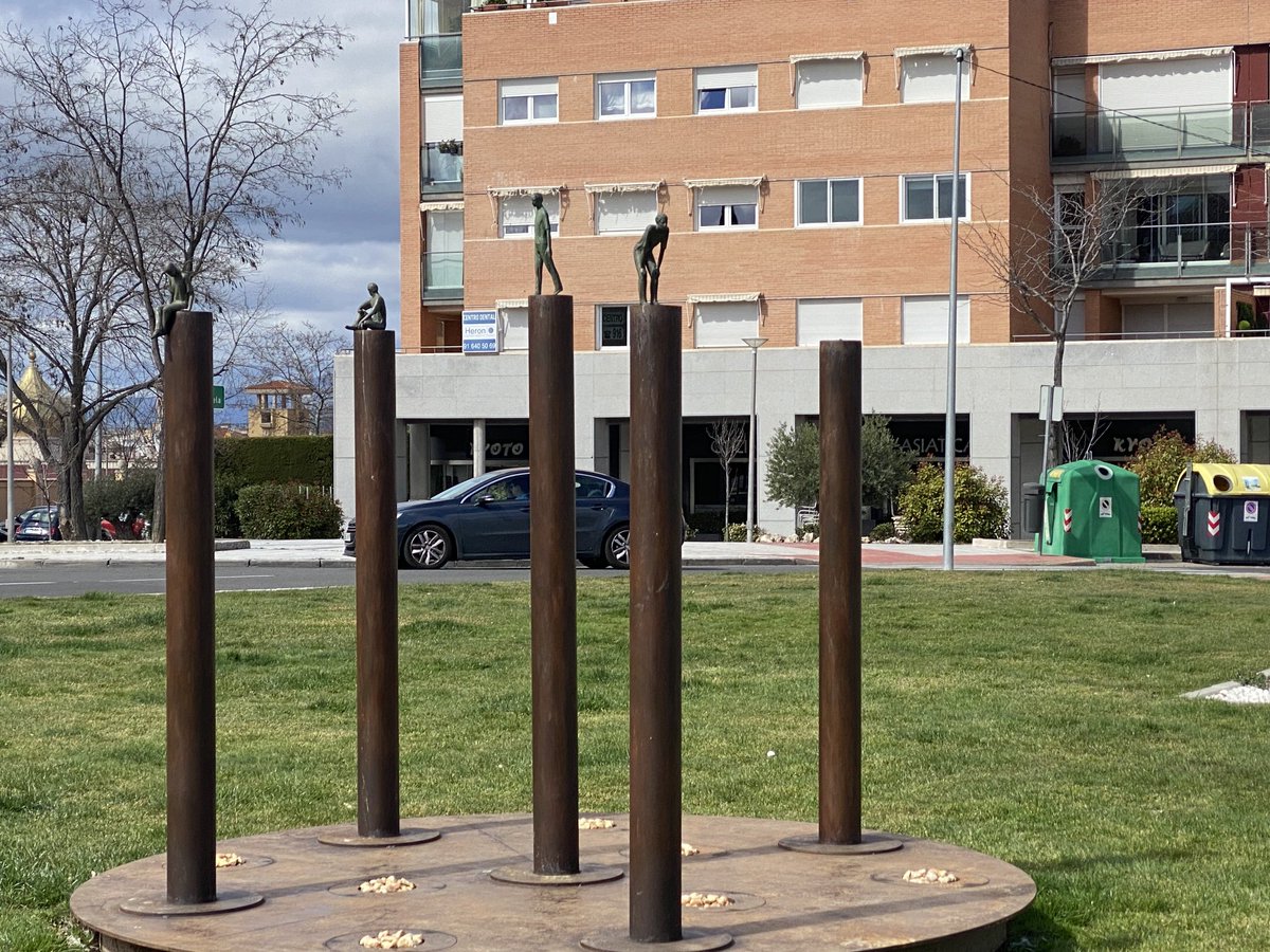 No respetan nada! El ⁦<a href="/Ayto_Las_Rozas/">Ayuntamiento de Las Rozas</a>⁩ repuso las figuras que desaparecieron hace meses del recuerdo a los fallecidos por COVID y lo han vuelto a hacer.  😞😞😞