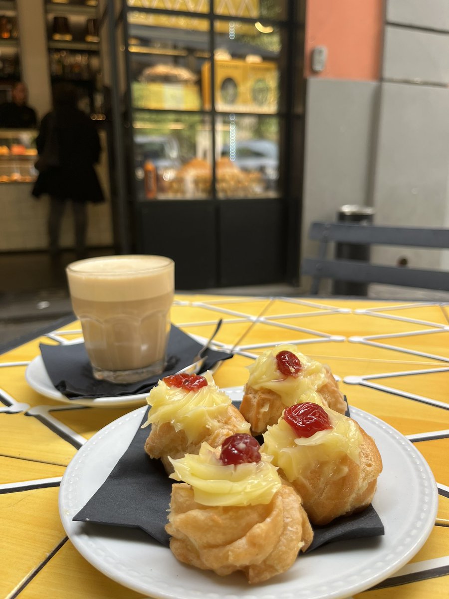 #domenica 

Quelllo che mi piace a #Napoli è che c'è un dolce per ogni giorno. 

Oggi abbiamo zeppola di San Giuseppe 🤩