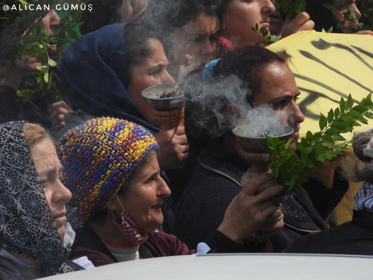 yelda_guzel's tweet photo. 1. Reyhan ve buhur. Doğu Akdeniz ruhunun en mistik kokuları. Nedir bu bitkiler? Anlamları nedir? 

Dün Samandağ'da hemşehrilerim depremde kaybettiğimiz canların kırkı için kadim cenaze geleneğimizi sıradışı bir şekilde gerçekleştirdiler (tören foto.: @Alicangums). https://t.co/bA9nwPNqsF