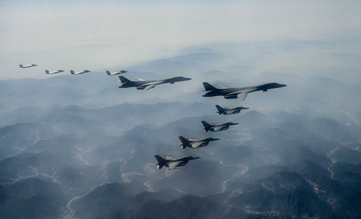 #같이납시다 | 🇰🇷 🇺🇸 | #WeFlyTogether 
ROK AF F-35A stealth fighters teamed up with <a href="/usairforce/">U.S. Air Force</a> B-1B strategic bombers &amp; F-16 fighters for combined air operations over the Korean Peninsula today.

📷 1st Lt. Cameron Silver
🔎 ow.ly/4Pci50Nm1lF
<a href="/ROK_MND/">국방부</a> | @DeptofDefense