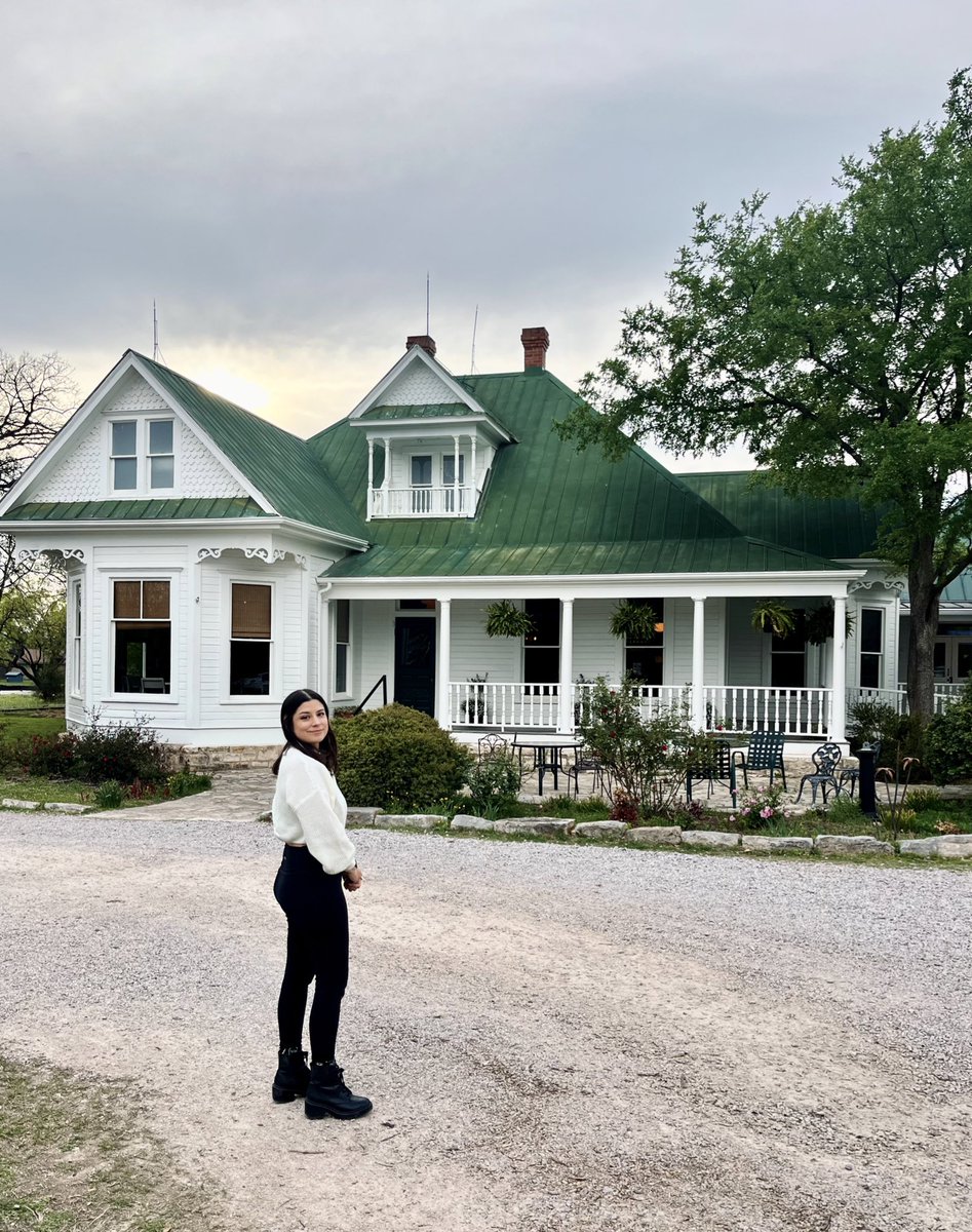 BriAnimator_'s tweet photo. We took a little drive to visit the Texas Chainsaw Massacre house 🌾 https://t.co/xGtvq8yXb0