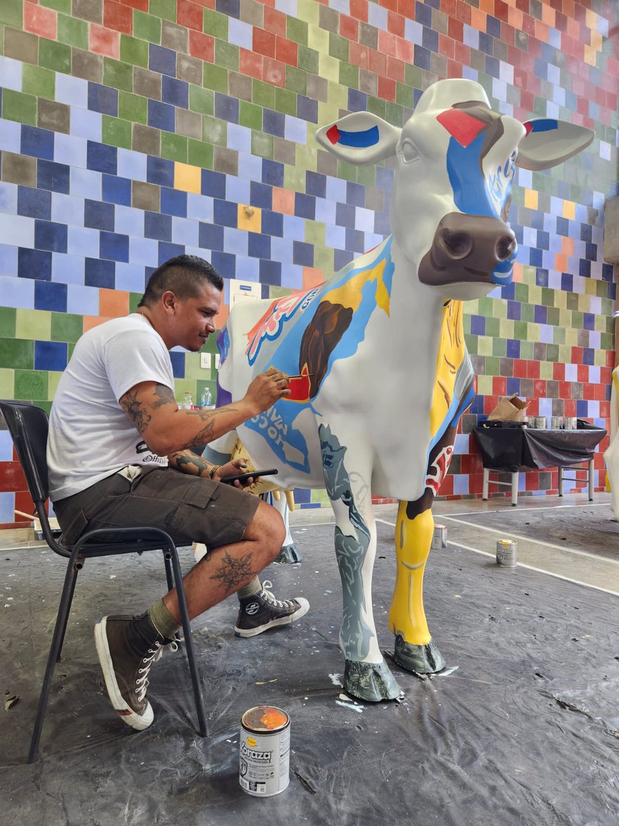 JJaramilloB's tweet photo. Ultima Hora !
Desaparecieron las @vacasquilla … Artistas armados con pinceles y tarros de pinturas las están convirtiendo en Obras de Arte . En @CLENAOFICIAL #transformamosconcultura https://t.co/CNHUCp4p5u