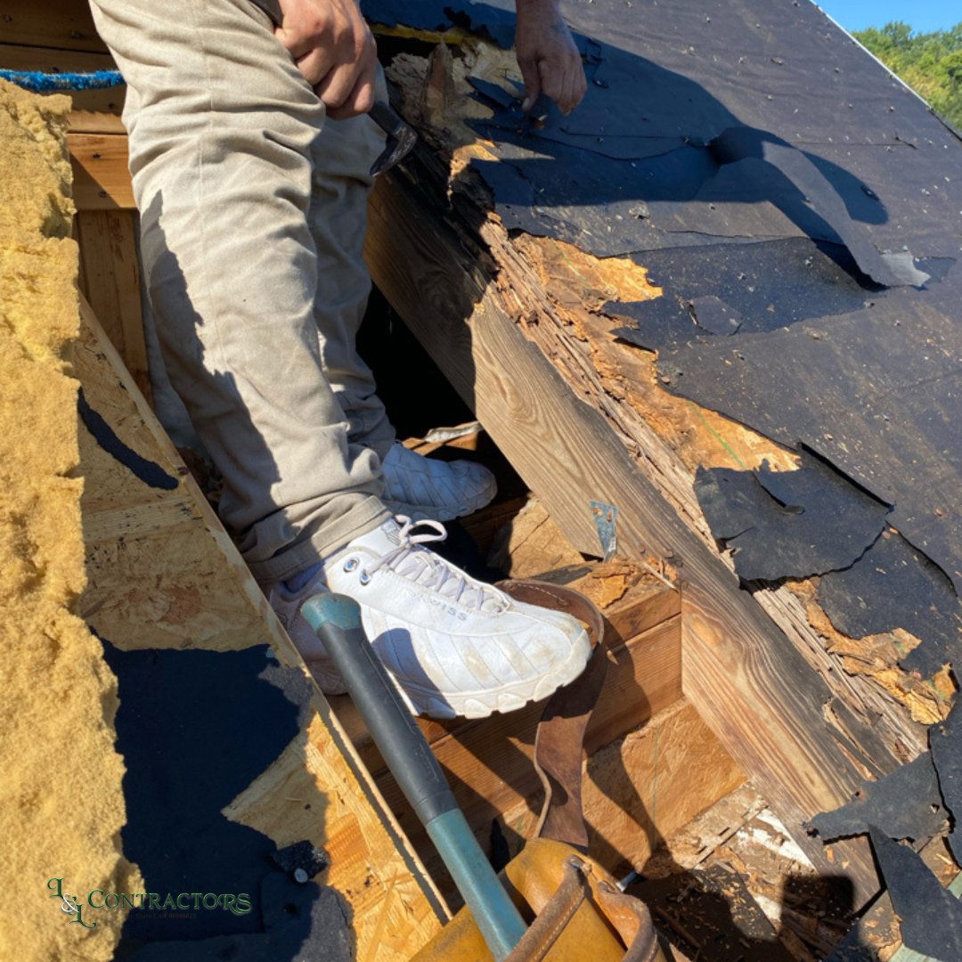 LLContractors's tweet photo. If you’re experiencing a leaky roof, it’s important that you reach out to your local roofing company ASAP!💦 🪣 

Contact us today to schedule a quote with our team.
👇🏼 
https://t.co/CHE5Qe2KkW https://t.co/07cqxaYQwD