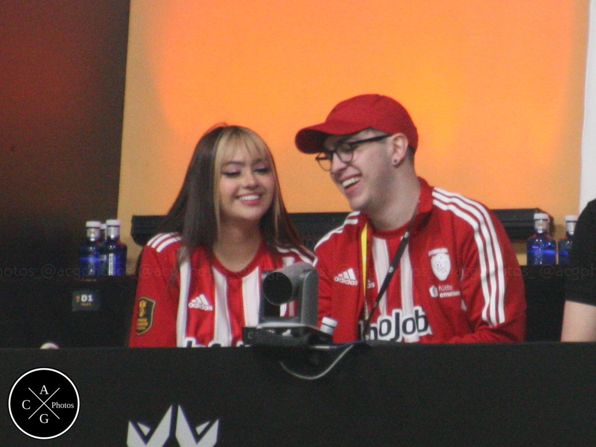 acgphotos_'s tweet photo. Ari Gameplays (@arigameplays) y Juan Guarnizo (@JuanSGuarnizo) disfrutan  la última jornada de la Kings League desde el palco. 😁👏🏻

#KingsLeague #KingsLeagueJ11 #AniquiladoresFC #AriGameplays #JuanGuarnizo https://t.co/53g9SrVTf1