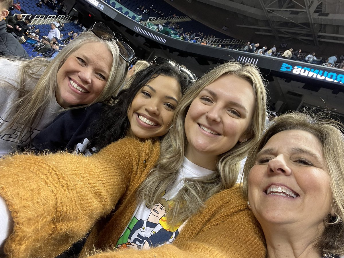 gabriellenunge's tweet photo. GO NUNGE BROTHERS #MMSELFIE https://t.co/6QHqhFfonh