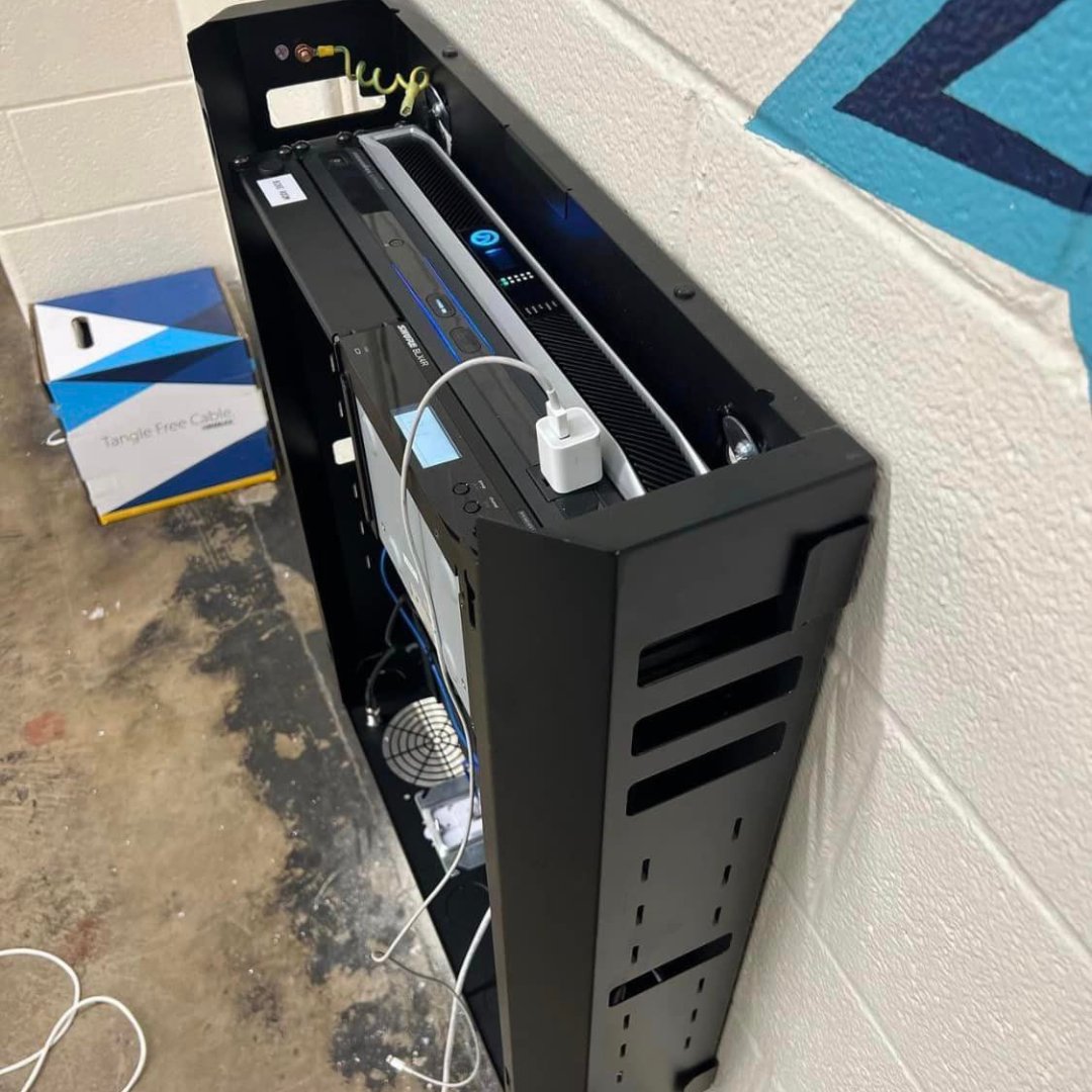 LeaProfessional's tweet photo. Thank you @AwaReps  and TK Audio for sharing this awesome Fitness Center install! Super sick space, and a great space-saving #RackHack using our rotating rack ears! https://t.co/n7HVITDkTA