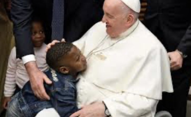 PastaStefano's tweet photo. ‘I #corridoiumanitari sono una scelta per il futuro’, @Pontifex_it e l’abbraccio con i rifugiati salvati dai corridoi umanitari @santegidionews https://t.co/p7ujvrnyxw