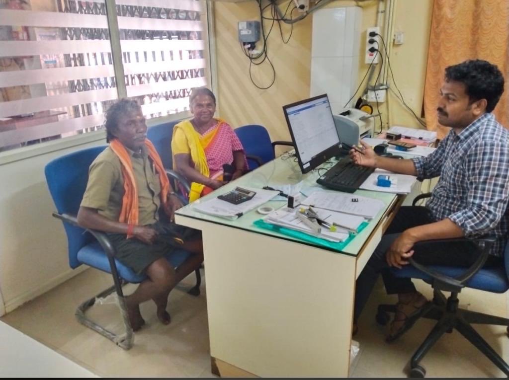 RameshC89161658's tweet photo. *Mr. Bomman &amp; Mrs. Bellei*
*Oscars 2023 Award Winning - Elephant Whisperers* 

Visiting Canara Bank, Gudalur, Nilgiris Branch. They have opened new accounts and deposited Hon’ble CM’s Cash award cheques. Moment to cherish 😊Trust Matters. ⁦@canarabank⁩ , ⁦@Bankers_We⁩ https://t.co/BHwFYxFb82