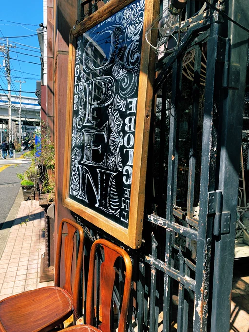 アンティーク家具を見に行ってきましたあるものがどうしても欲しくて(引っ越す?)って気持ちが私を襲いました。 