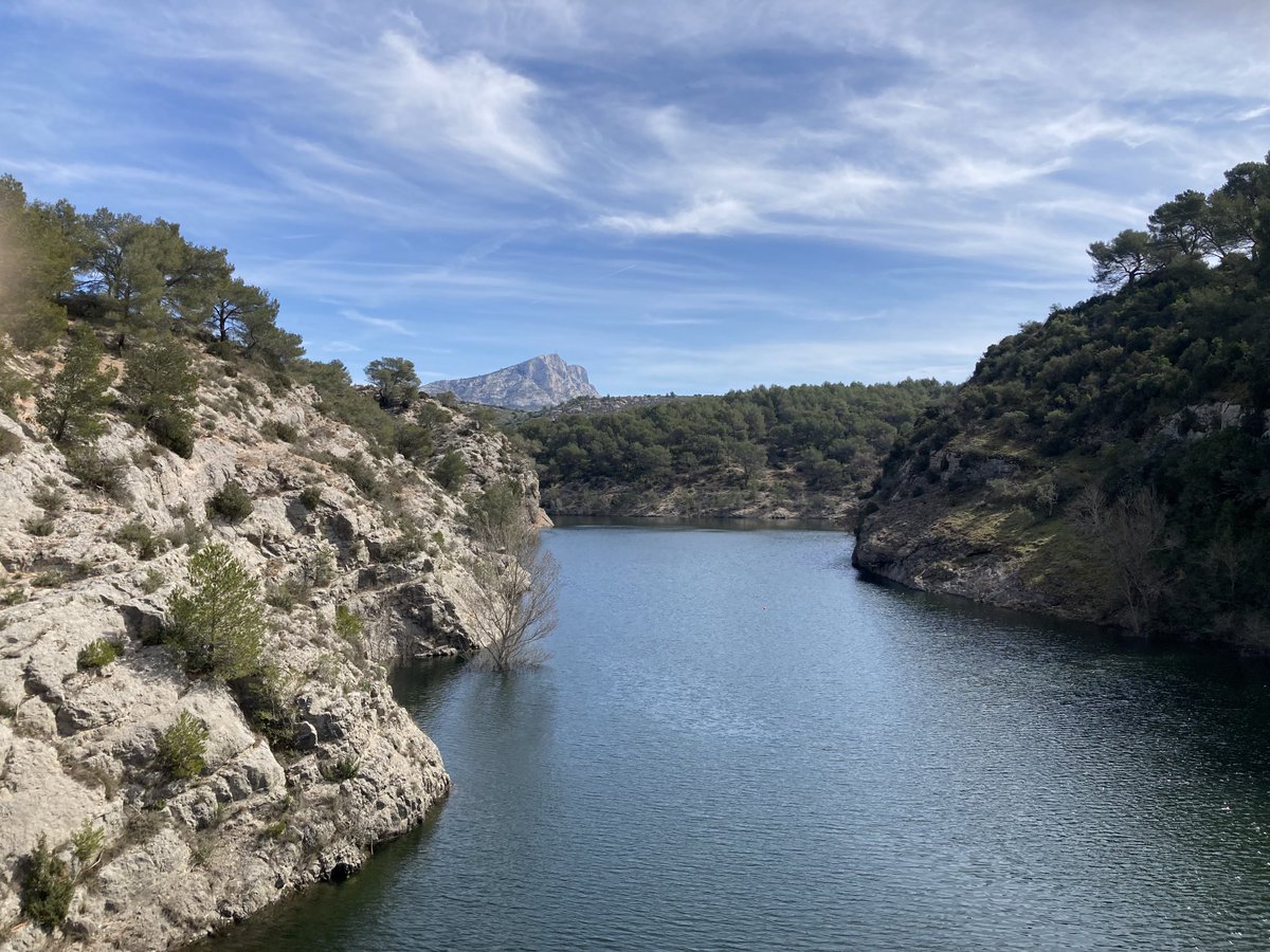 SenPourrieres's tweet photo. Le barrage Zola avec Sté Victoire en arrière -plan… https://t.co/IpdVhvMHNo