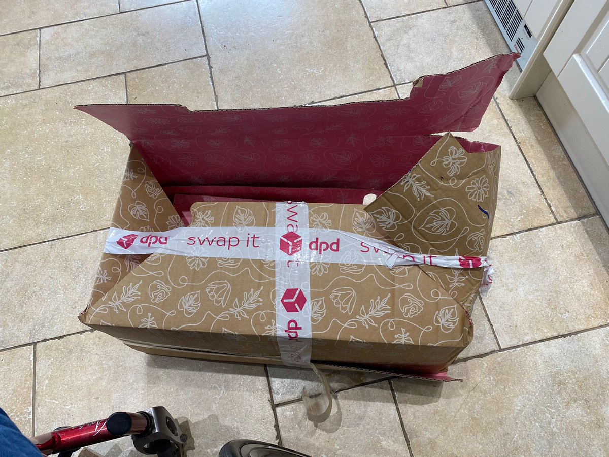 LindsayHickaz's tweet photo. @MoonpigUK look how my Mother’s Day flowers arrived!! All dead and no Cath Kidson vase when that’s what was paid for!! Disgusting! Chat function pathetic!! I demand an immediate refund! https://t.co/o6AXg0W64q