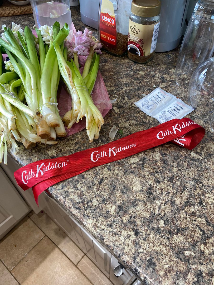 LindsayHickaz's tweet photo. @MoonpigUK look how my Mother’s Day flowers arrived!! All dead and no Cath Kidson vase when that’s what was paid for!! Disgusting! Chat function pathetic!! I demand an immediate refund! https://t.co/o6AXg0W64q