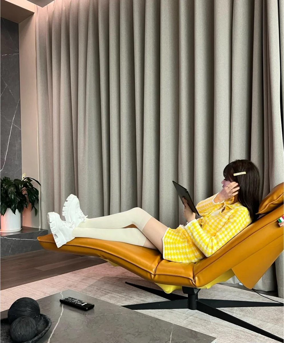 hgshsjdkf's tweet image. Be a yellow princess today