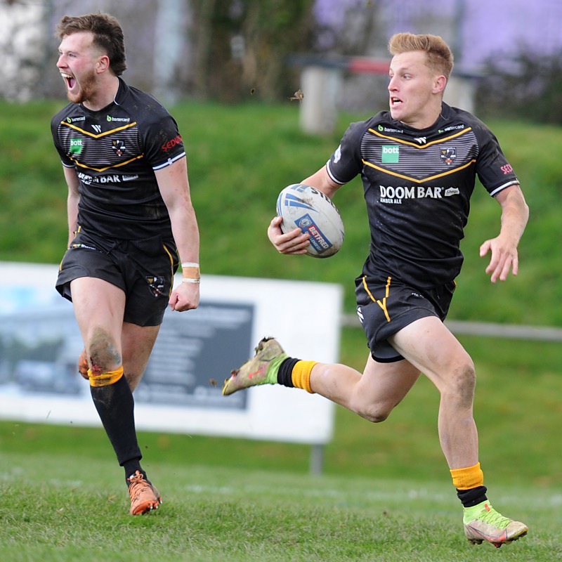CornwallRLFC's tweet photo. 𝐒𝐄𝐕𝐄𝐍 𝐃𝐀𝐘 𝐖𝐀𝐑𝐍𝐈𝐍𝐆 ⚠️

😁 The feeling when you know you're playing again in one week's time against @LondonSkolarsRL 

📸 @sportscornwall 

🎟️ Advance adults tickets from just £10

⬇️ Secure yours now!

🖤💛 #Kernowkynsa #RugbyLeague