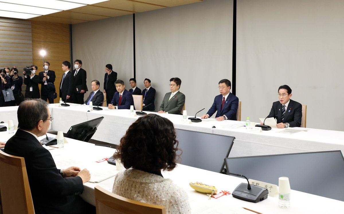 #PMinAction: On March 15, 2023, Prime Minister Kishida attended an exchange of views among the government, labor, and management at the Prime Minister’s Office.

More photos: japan.kantei.go.jp/101_kishida/ac…

#NewFormCapitalism 
#DistribStrategy