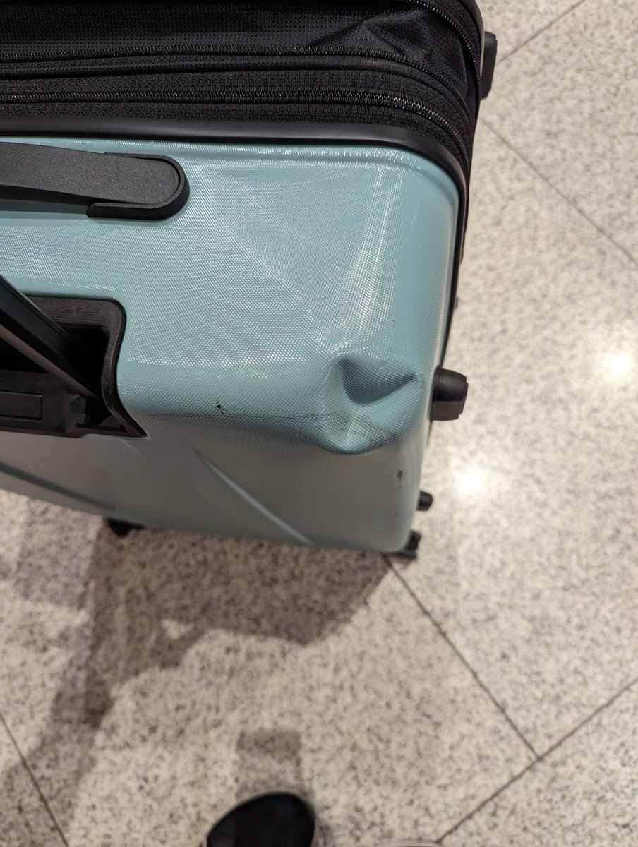 NiketGooner14's tweet photo. @EmiratesSupport 
Mishandling of a new bag! With multiple dings. What is the process to submit a formal request for refunds? https://t.co/OlccdcGoPH