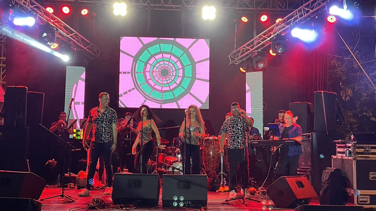 lasextrellas's tweet photo. Ayer en el Guamo -Tolima la gente se gozó la rumba con LAS EXTRELLAS a pesar del gran aguacero que cayó 😀👏❤️ #concierto #lasextrellas #guamo #tolima #envivo #feriasyfiestas https://t.co/PzS3OxhhNy