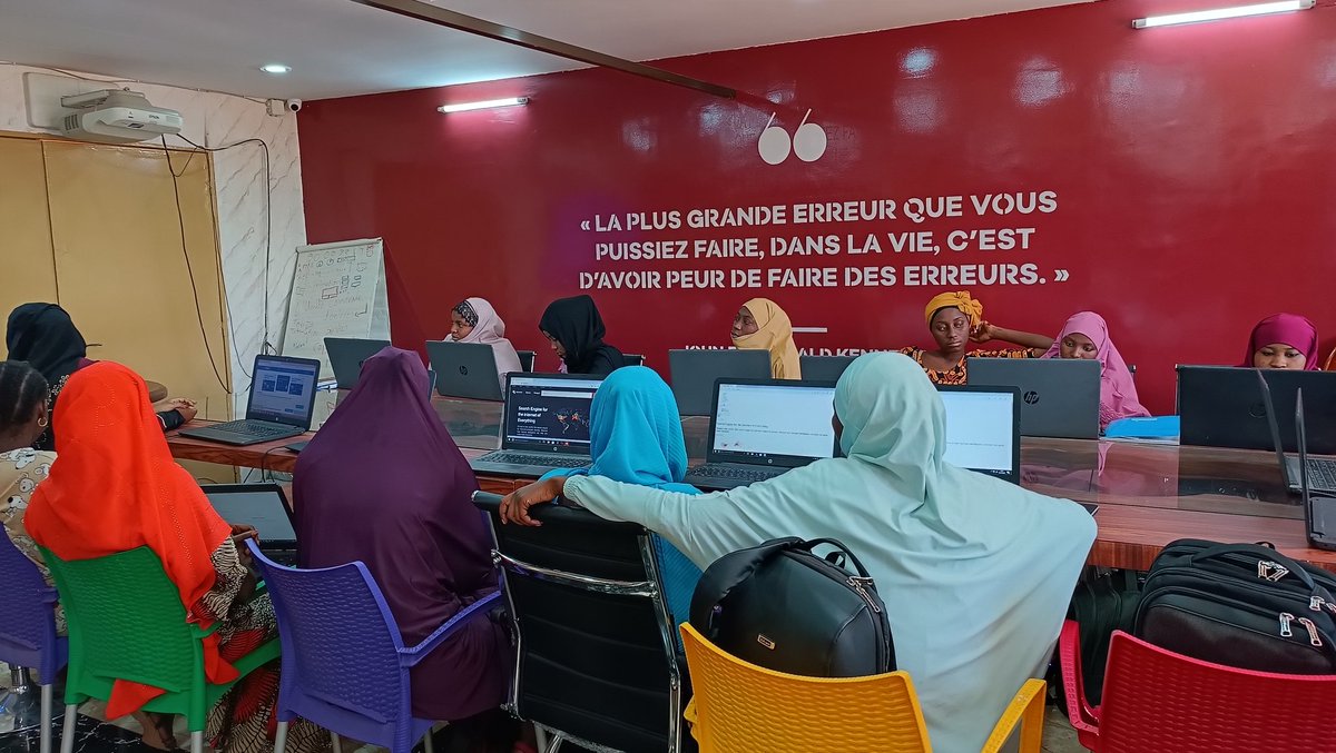 GirlsinICTNiger's tweet photo. Elles ont osé, elles étaient ➕6⃣0⃣ filles à apprendre 👩🏻‍💻📲💻🖥: 
🦾 CyberHygiene
🦾 Comment utiliser #Powerpoint pour faire des présentations 🥰

Merci à toutes les LEADS des #Clubs.
#GirlsInICTNiger #GirlsCanCode https://t.co/n6YBDSqLDt