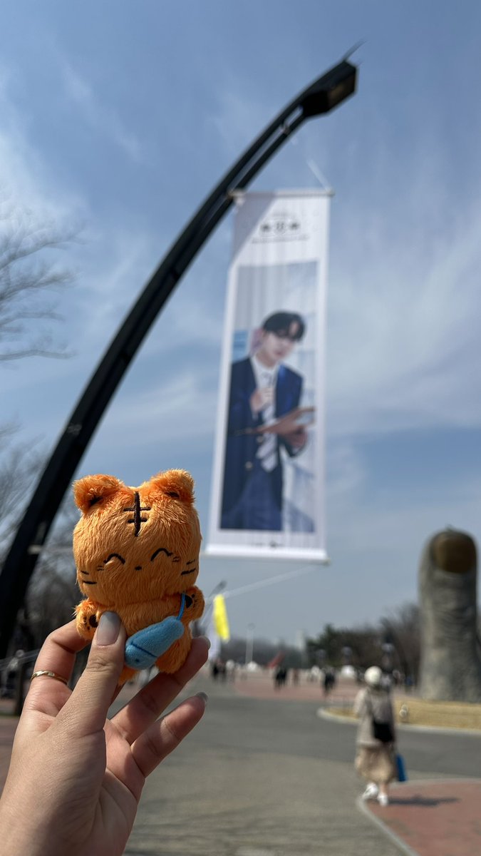 yooksik_vous's tweet photo. 현식이가 받아간 범식이..

사실 광냥이 물고기 가방 뺐어 멨어요..♥️
나눔 받은 비니도 씌워놨는데 벗겨졌다아..🥹 https://t.co/qLixv1wg44