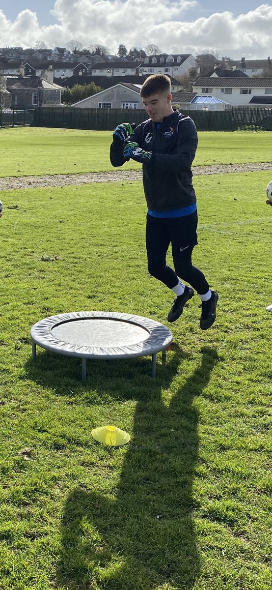 Dealing with high balls &amp; crosses is easy with a trampoline 😂🧤