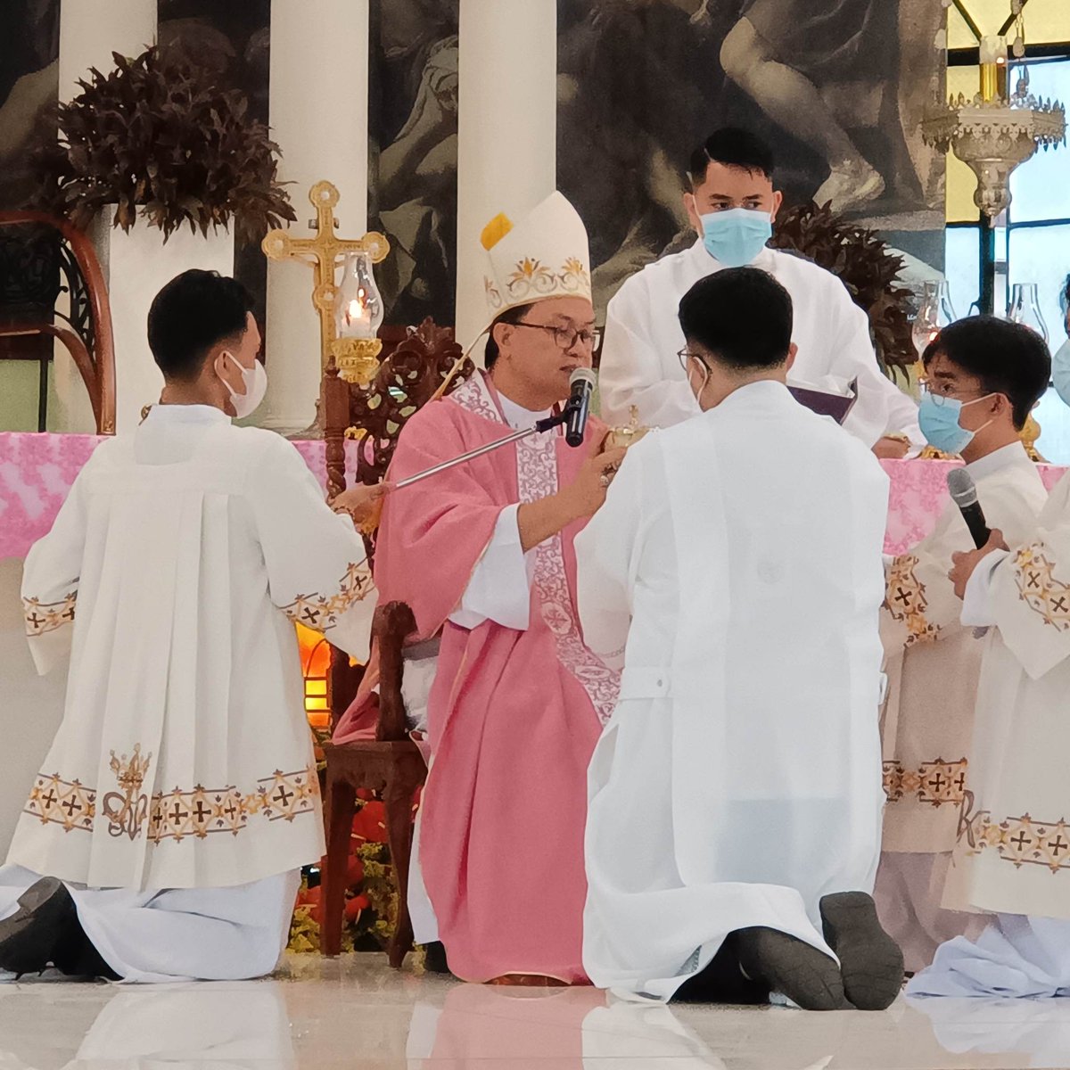 LayDominicanYTP's tweet photo. FEATURE PHOTO:
Most Rev. Pablo Virgilio S. David, D.D. hands Mr. Mico Pacheco OP a ciborium during his commissioning as an acolyte of the Diocese of Caloocan.
#LayDomPH #YTP #LayDominican #DominicanLife https://t.co/3lJVR92ge5