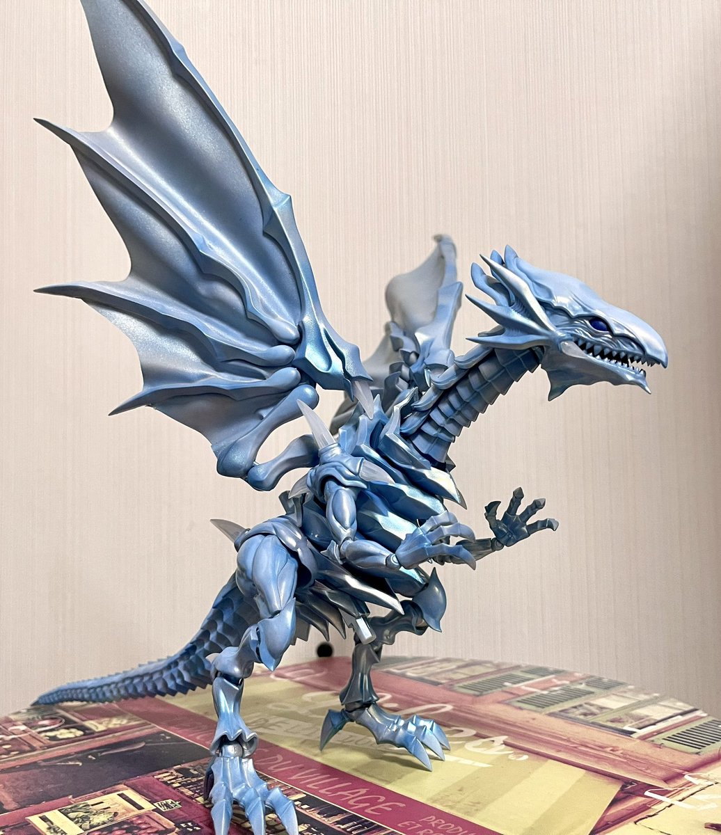 onik_hobby's tweet photo. 青眼の白龍（ブルーアイズ・ホワイトドラゴン）
2体目は羽を畳めるように自作ナイロン羽根で製作しました！
あとは残り一体‥
#ブルーアイズホワイトドラゴン
#遊戯王
#プラモデル好きと繋がりたい https://t.co/cePZeO0lCD