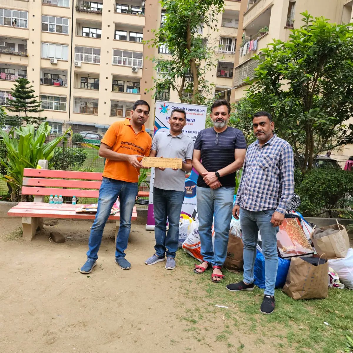 VillageAmrapali's tweet photo. Thanks to #avrwa and all #Avians for your kind support and donating old stuff with open heart. 🙏🙏

#Avians #avrwa 
to have peace and better days... #Avians 

#onlyavians 

@Gryffyth_Fdn @AmrapaliVillaje @Deepak_Kumar018 https://t.co/cuetVCmJ38