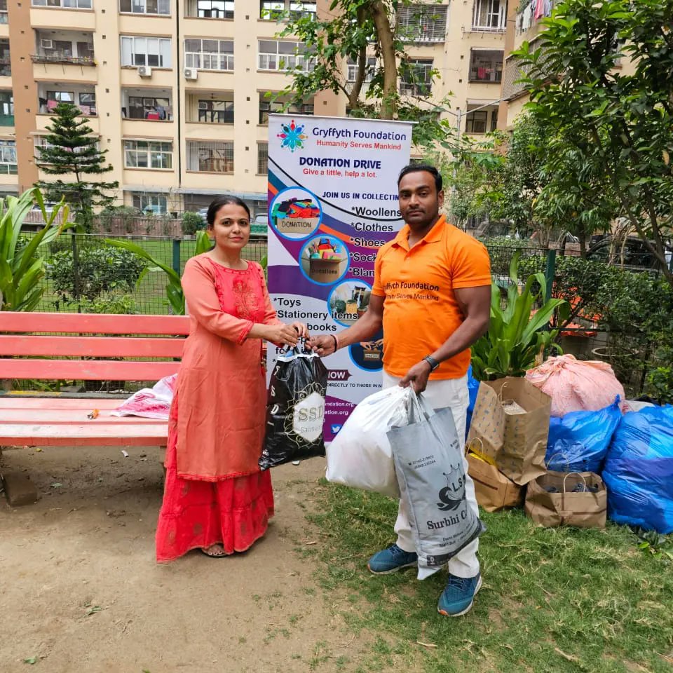 VillageAmrapali's tweet photo. Thanks to #avrwa and all #Avians for your kind support and donating old stuff with open heart. 🙏🙏

#Avians #avrwa 
to have peace and better days... #Avians 

#onlyavians 

@Gryffyth_Fdn @AmrapaliVillaje @Deepak_Kumar018 https://t.co/cuetVCmJ38