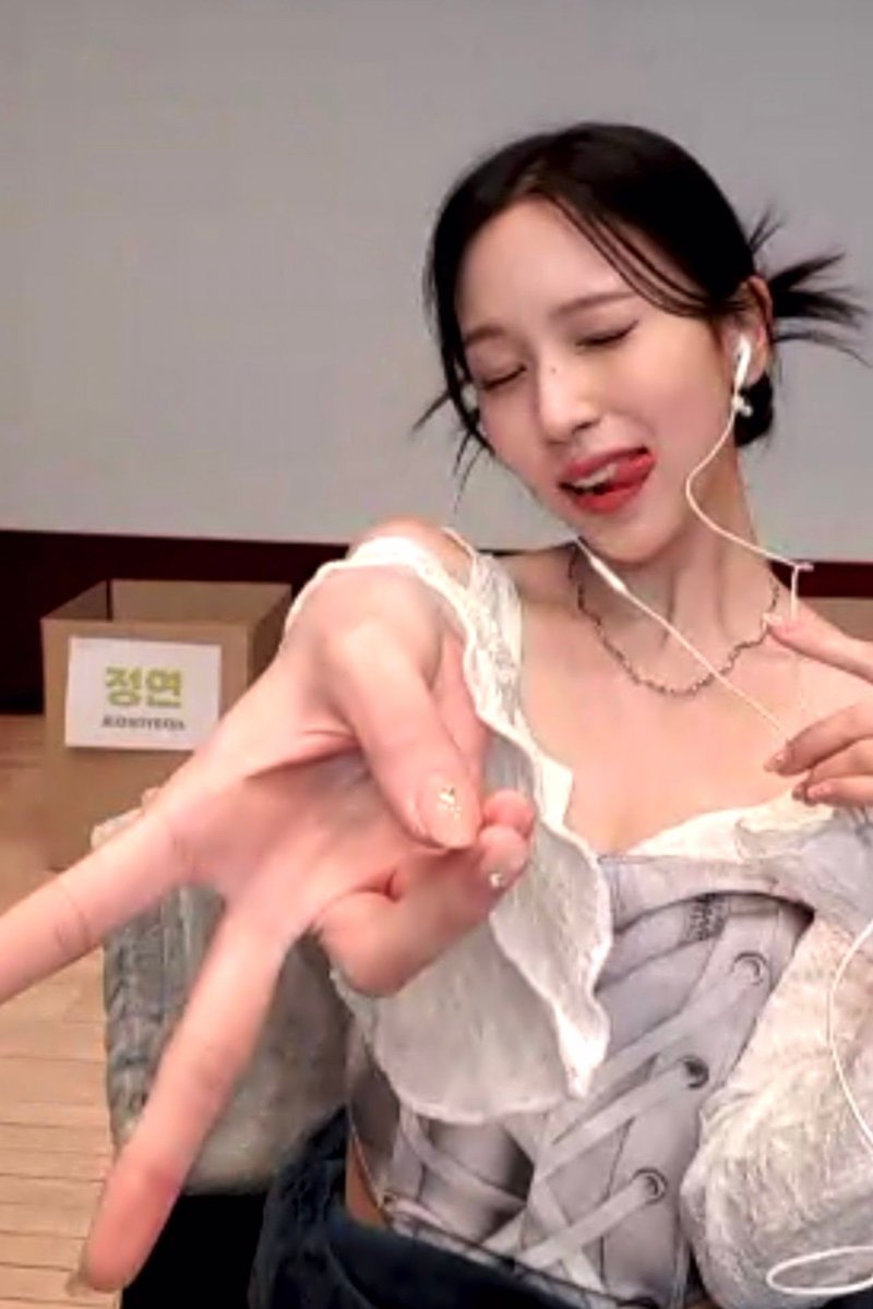 godmitzu's tweet photo. Mina's gyaru peace with her tongue sticking out 🫠 https://t.co/L59gWwXnhu