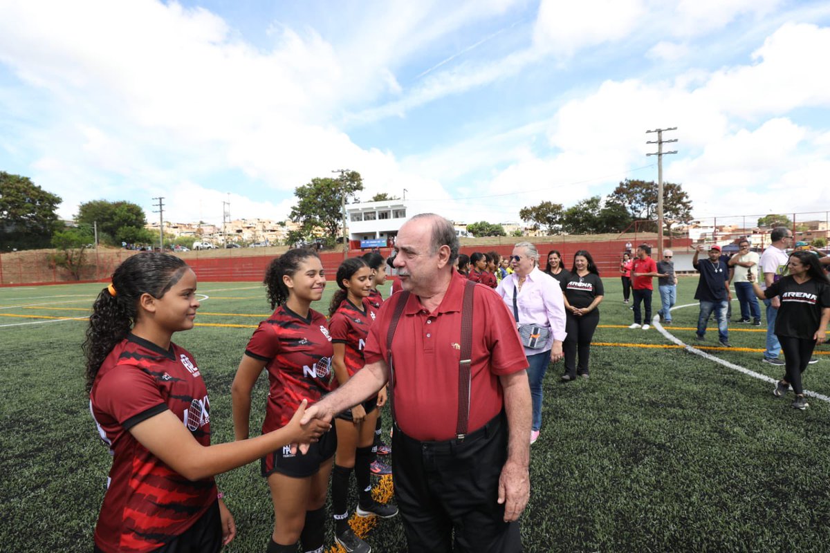 O acesso de toda a população ao esporte e ao lazer é essencial para uma Belo Horizonte mais feliz. Hoje, entregamos o Campo do Mineirinho, no bairro Granja de Freitas, revitalizado no programa Várzea Viva, e ele já foi estreado pelas meninas sub-17 da Copa Centenário.