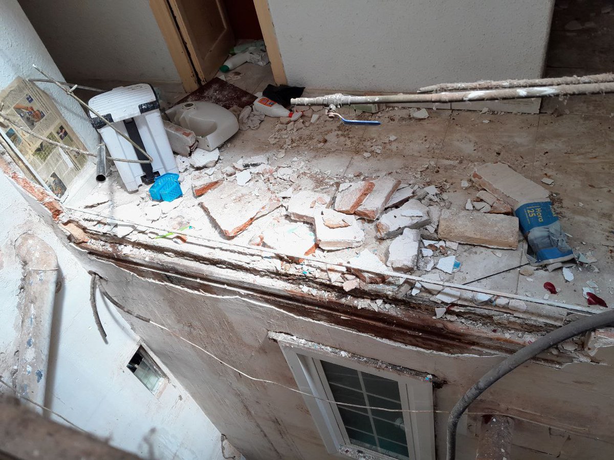 Aquest migdia hem intervingut a un edifici del carrer del Carme, a causa d'una explosió a la cuina provocada per una fuita de gas butà.

La paret de tancament ha sortit projectada sobre la coberta del principal, però hem descartat que hi hagi perill estructural. #BombersBCN