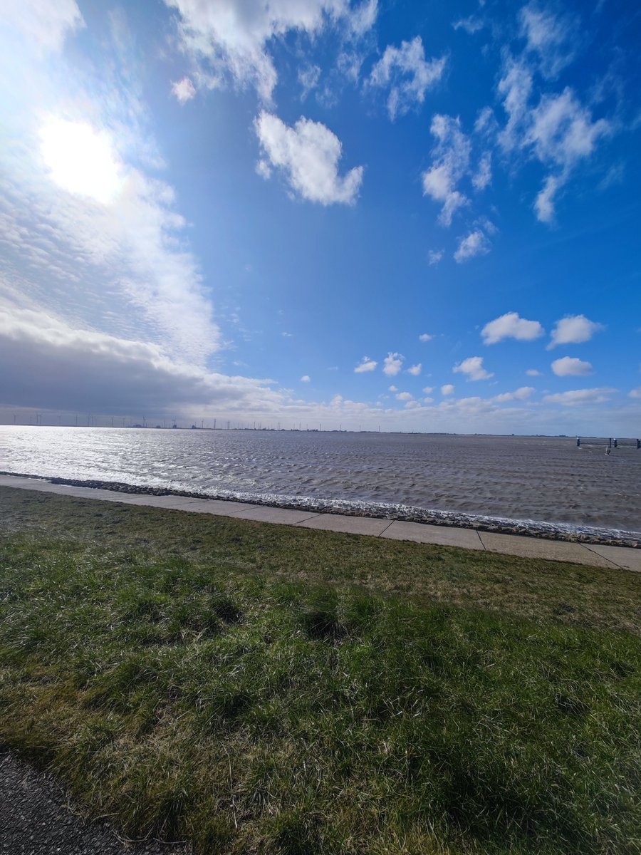 TeufelzWerk's tweet photo. Stürmischer Empfang an der #Nordsee, bis dann der Wind nachließ und die Sonne blieb - herrlich 😃🌞
#Krummhörn #Rysum #Knock #Deich https://t.co/EyAC4n4khw