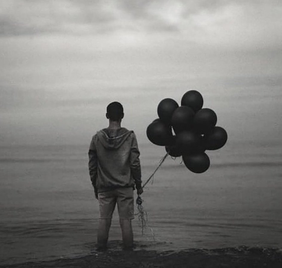 İnsan çabaladığı herşeyin enkazında kalıyor ...
Bu çok ağır...