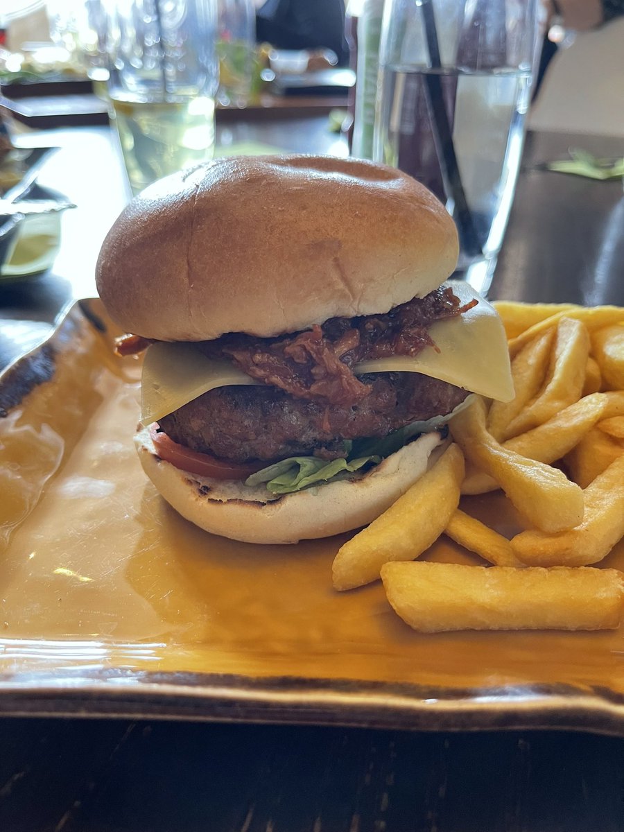 grillgrader's tweet photo. #8  @HarvesterUK 

⭐️⭐️

Harvester BBQ King burger! Personally I wouldn’t call it king was mediocre. Bun was okay nothing special the bbq pulled pork was the best part. Burger itself was dry in places, chips were good seasoned well but overall expected better! 

DEFO A #CHUMP https://t.co/DkRwRWQeYz