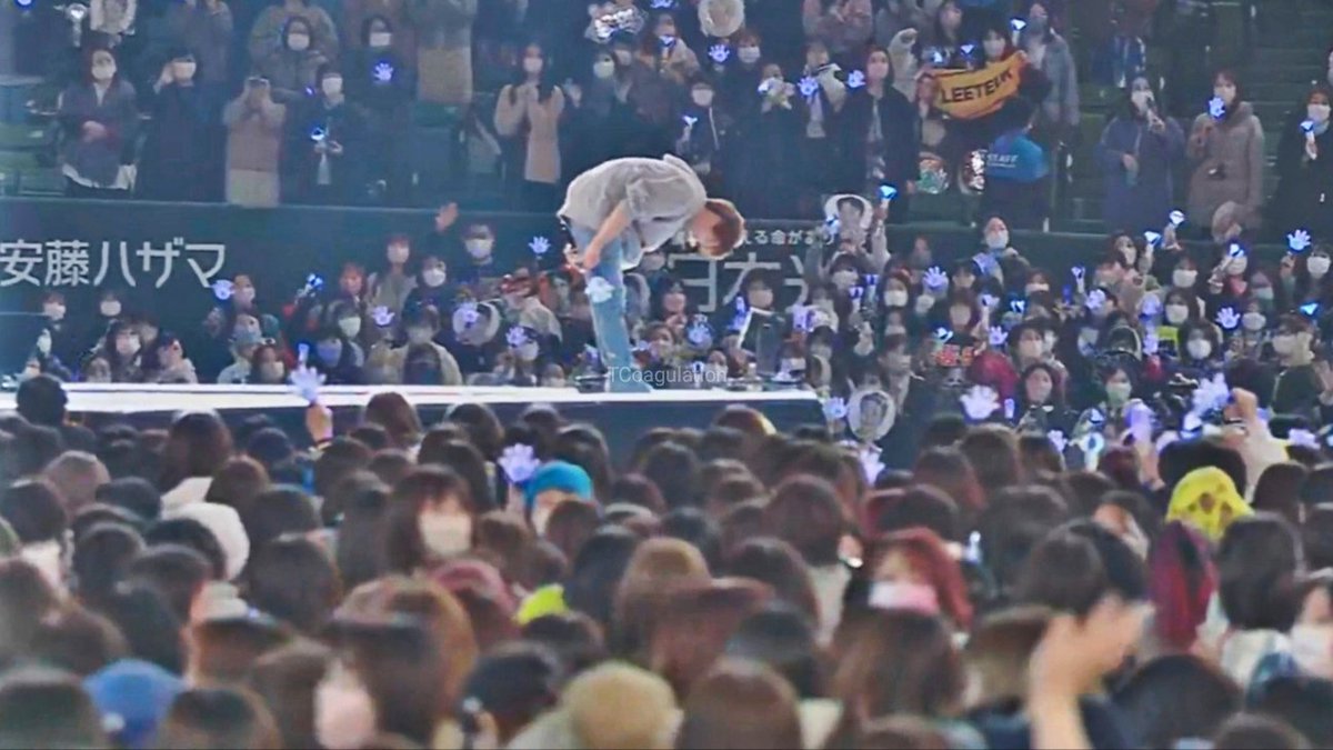 TCoagulation's tweet photo. There's a chance for leaving, but he still chooses his group
There's a chance for his solo career, but he still chooses his group activity

He's just an ordinary man, but his members believe &amp; lean on him

He's the greatest K-Pop group leader, SUPER JUNIOR LEETEUK 💙
#SS9inJapan https://t.co/kr43ykw6gl