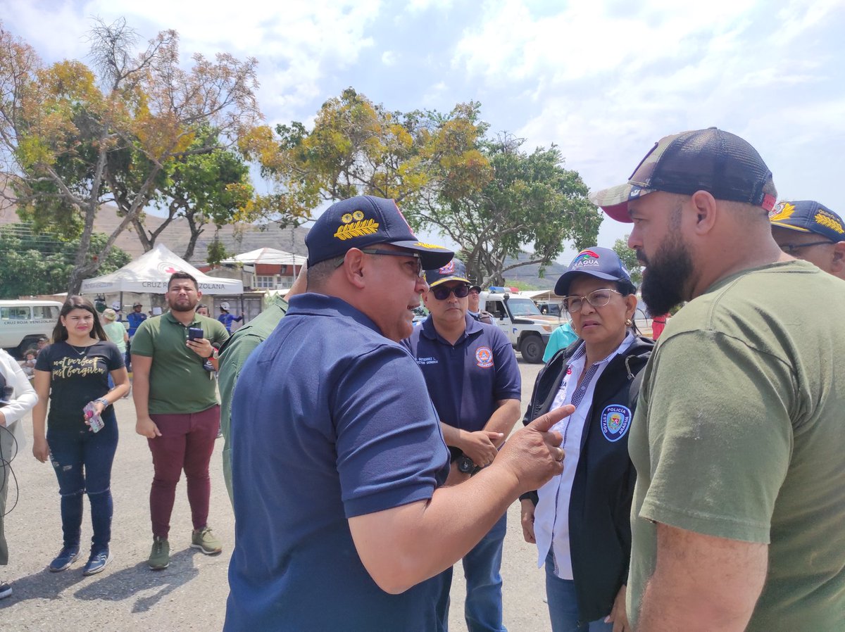 Pcivil_aragua's tweet photo. #Enterate El día de ayer se continúo las labores de extinción tanto por aire y por tierra con funcionarios y Voluntarios, igualmente contamos con la presencia de la Gobernadora del Estado Aragua Dra @Soykarinacarpio , G/D Edward Bentancourt Gudiño Comandante de la ZODI Aragua, https://t.co/b1g8EpbRAO