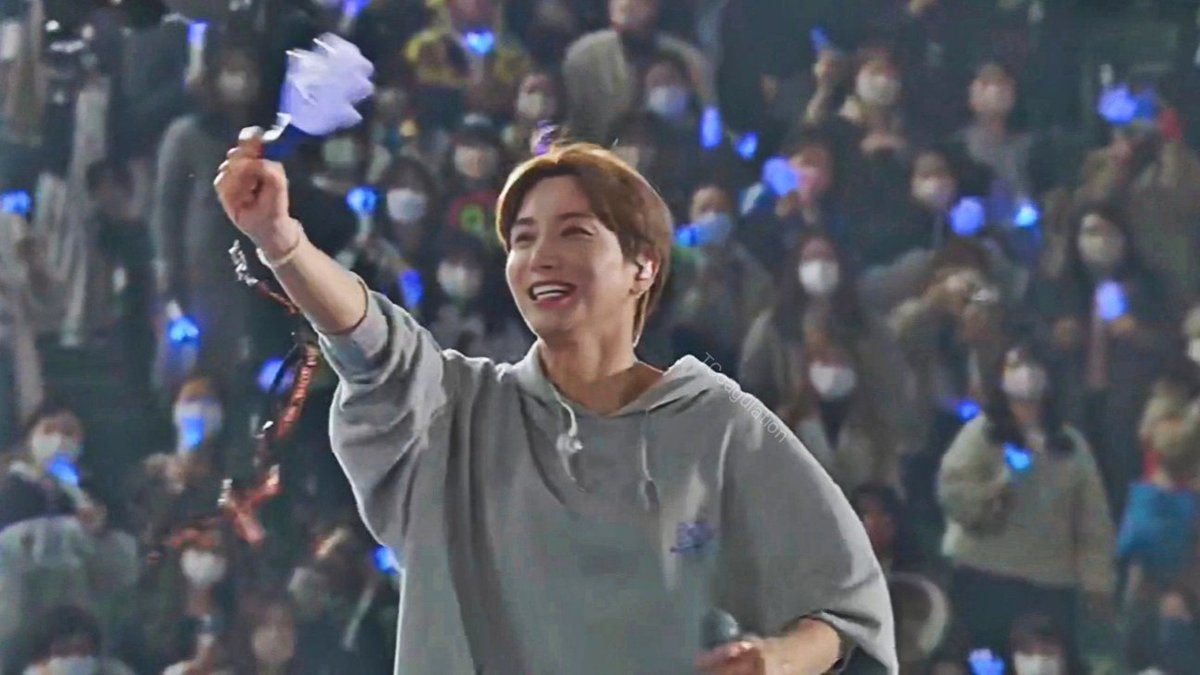 TCoagulation's tweet photo. There's a chance for leaving, but he still chooses his group
There's a chance for his solo career, but he still chooses his group activity

He's just an ordinary man, but his members believe &amp; lean on him

He's the greatest K-Pop group leader, SUPER JUNIOR LEETEUK 💙
#SS9inJapan https://t.co/kr43ykw6gl