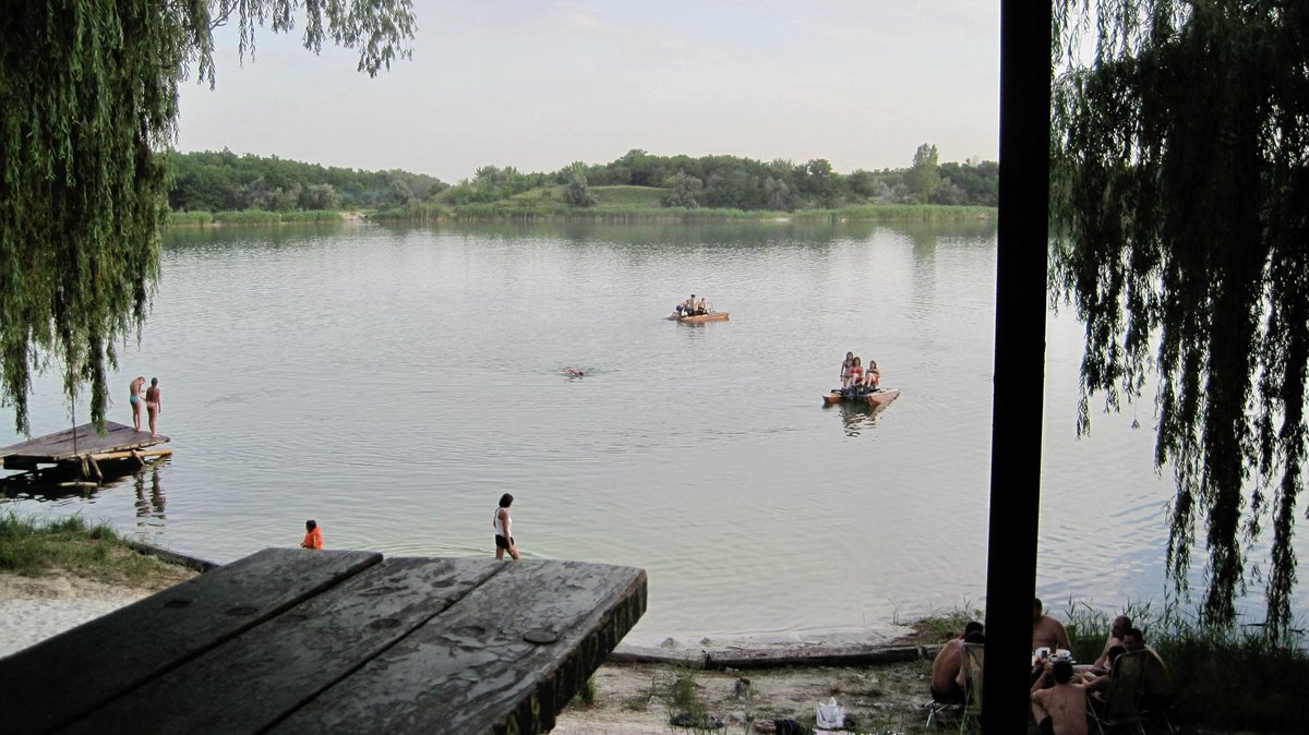 Chasiv Yar, east Ukraine, in more peaceful times 13 years ago. The town was always a bit rough but quiet &amp; had a nice lake with a beach area where my friends &amp; I swam, played beach volleyball &amp; picnicked. Now, Russian troops are bearing down on it as they wipe out nearby Bakhmut.